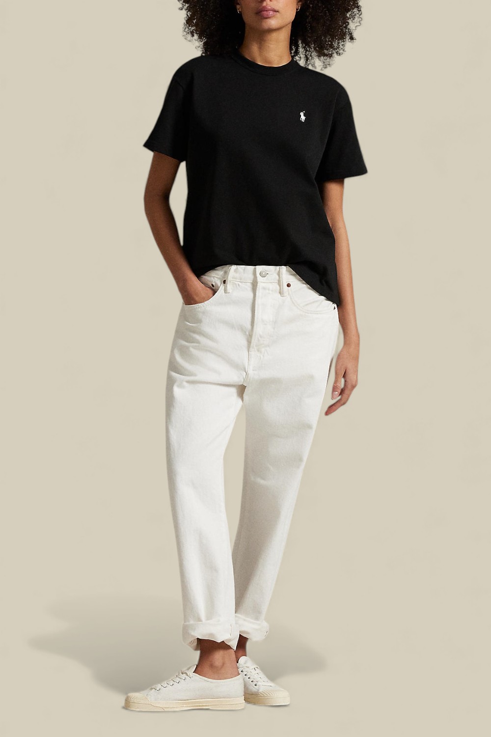 תמונת כל הלוק של חולצת טי